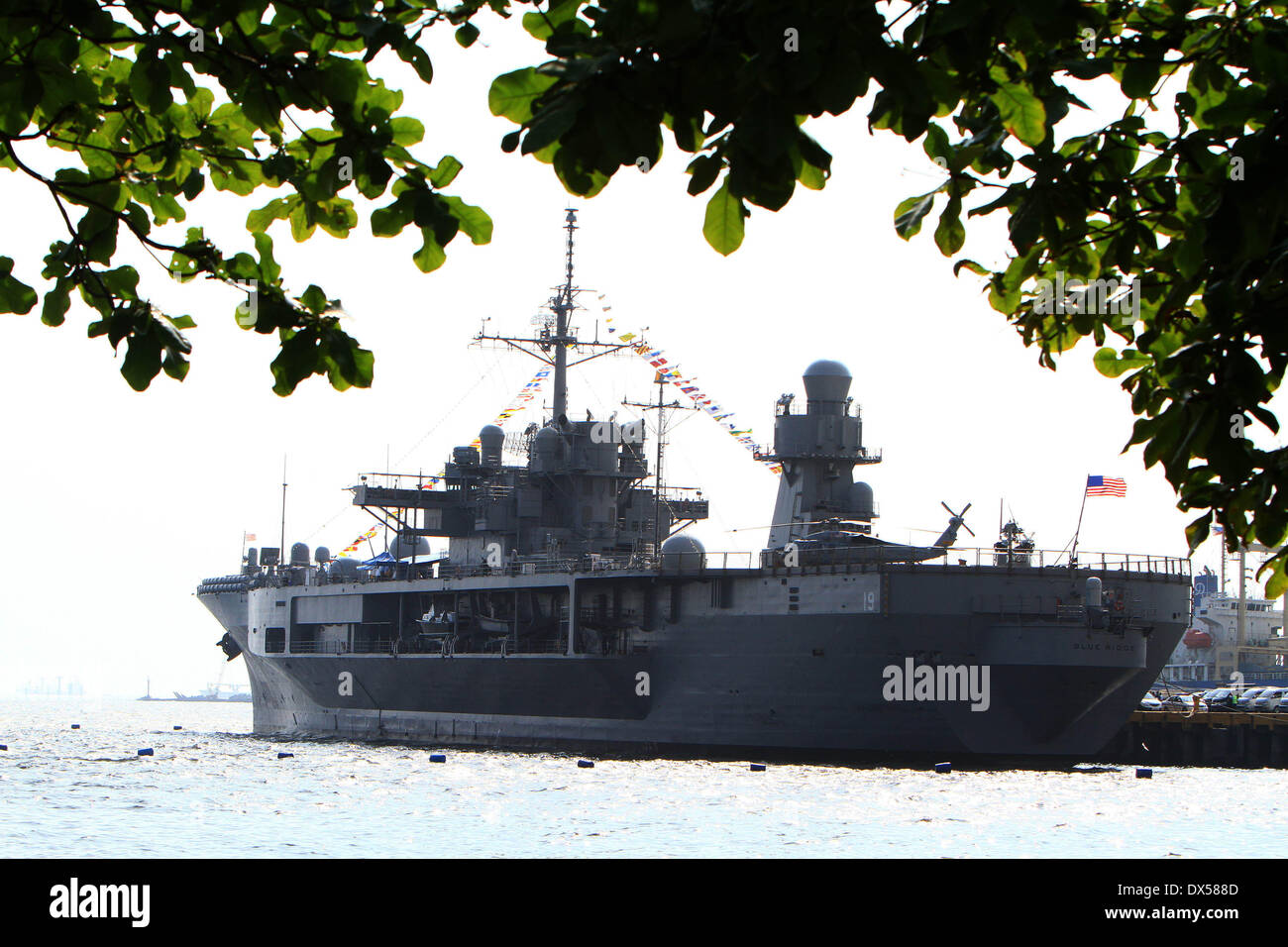 Manila, Philippinen. 18. März 2014. Die USS Blue Ridge (LCC-19), das Kommando-Flaggschiff der Vereinigten Staaten 7. US-Flotte, ist 18. März 2014 angedockten in Manila, Philippinen, gesehen. USS Blue Ridge kam Dienstag am südlichen Hafen in Manila für eine Goodwill-Besuch, die bis 22 März dauern wird. Bildnachweis: Rouelle Umali/Xinhua/Alamy Live-Nachrichten Stockfoto