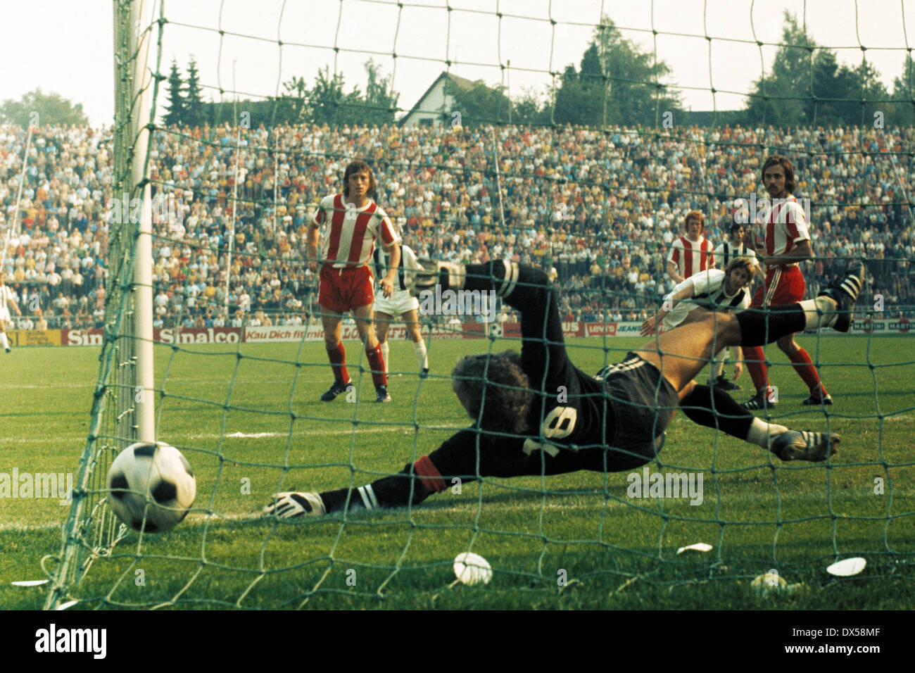 Fußball, Bundesliga, 1973/1974, Stadion bin Boekelberg, Borussia Moenchengladbach gegen Fortuna Köln 3:1, Horst Koeppel ein Tor 3:0, v.l.n.r.: Karl-Heinz Struth (Köln), Keeper Wolfgang Fahrian (Köln), Noel Campbell (Köln), Ziel Scor Stockfoto