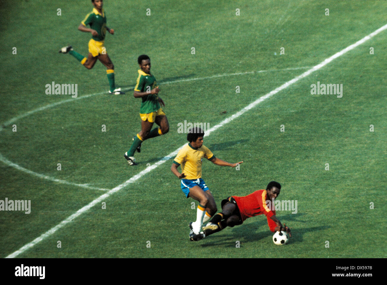 Fußball, WM, 1974, 1. Finalrunde, Gruppe II, Park Stadion Gelsenkirchen, Zaire, Kongo gegen Brasilien 0:3, Keeper Muamba Kazadi (Zaire) speichert den Ball 2.f.r. Mirandinha (Brasilien) Stockfoto
