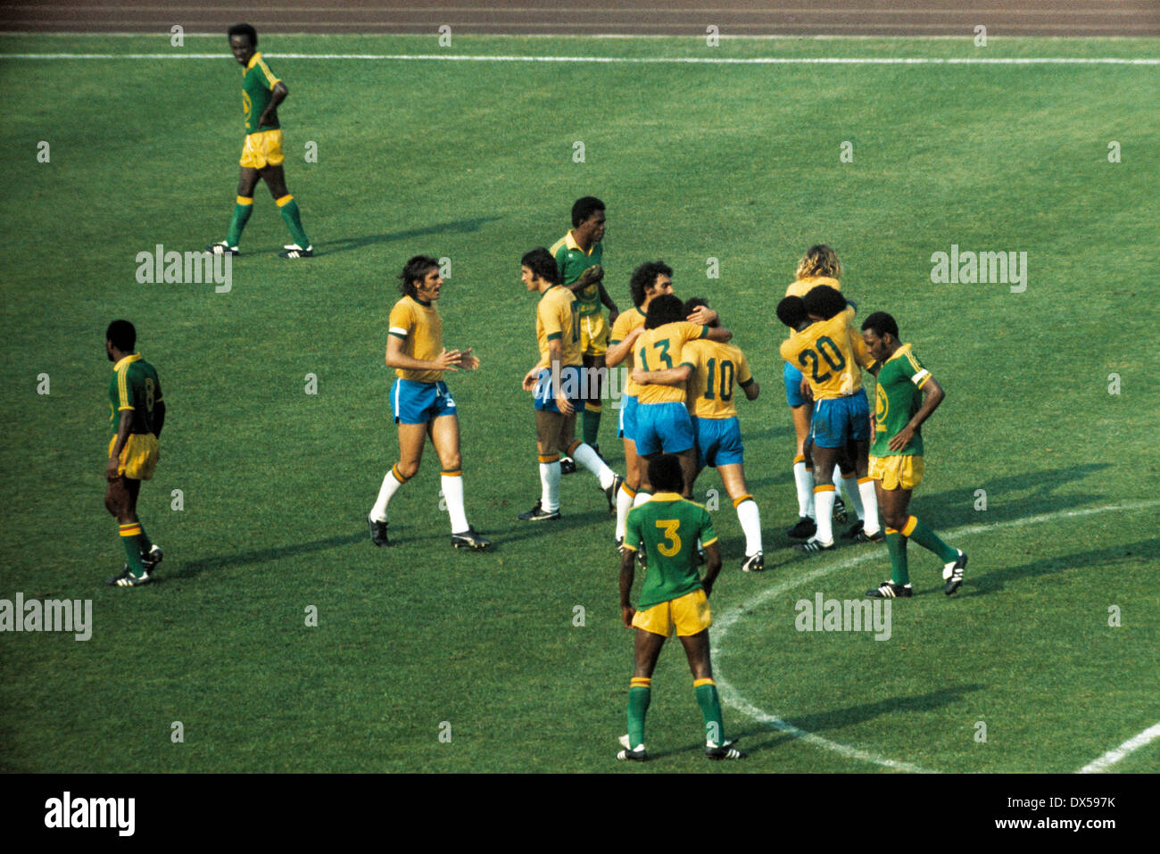 Fußball, WM, 1974, 1. Finalrunde, Gruppe II, Park Stadion Gelsenkirchen, Zaire, Kongo gegen Brasilien 0:3, brasilianischen Spieler feiern das 2:0 durch Roberto Rivelino (Brasilien) Stockfoto