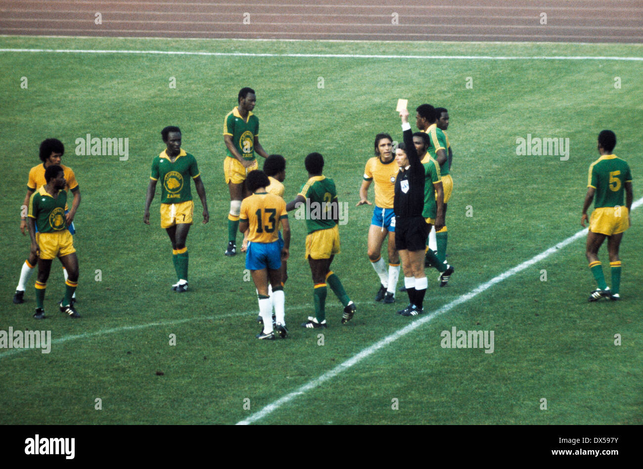 Fußball, WM, 1974, 1. Finalrunde, Gruppe II, Park Stadion Gelsenkirchen, Zaire, Kongo gegen Brasilien 0:3, Schiedsrichter Nicolai Rainea (Rumänien) die gelbe Karte zeigen Stockfoto