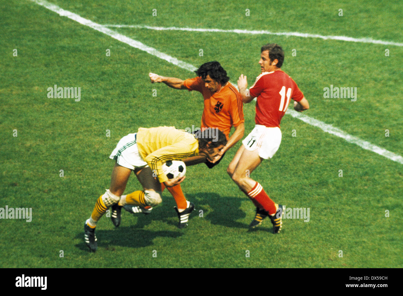 Fußball, WM, 1974, 1. Finalrunde, Gruppe III, Westfalenstadion Dortmund, Deutschland vs. Niederlande 1:4, Szene des Spiels, Torwart Jan Jongbloed (Niederlande) rettet den Ball vor Georgi Denev (Bulgarien), Wim Suurbier (Netherland Stockfoto