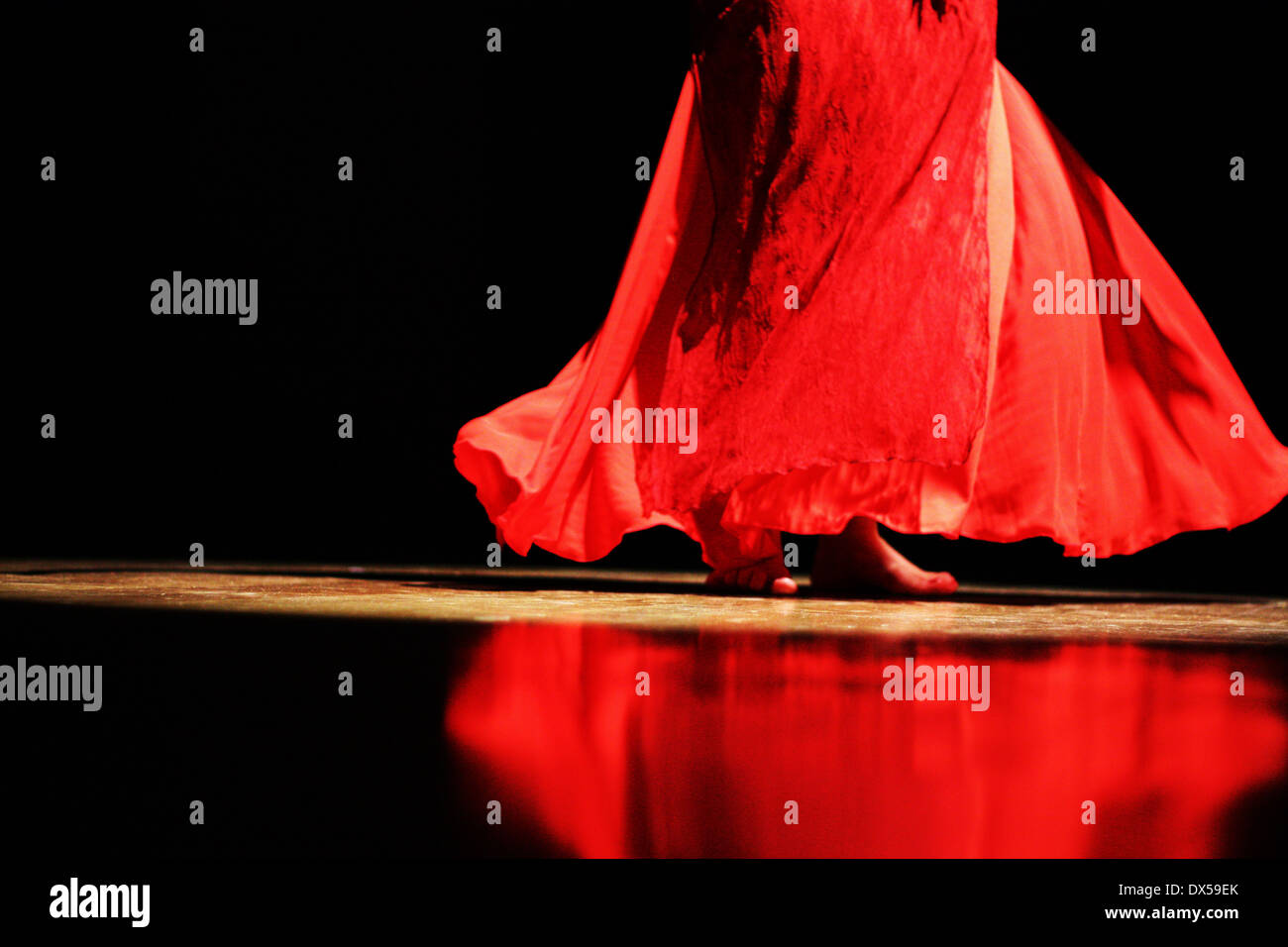 Roten Kleid auf der Bühne tanzen Stockfoto