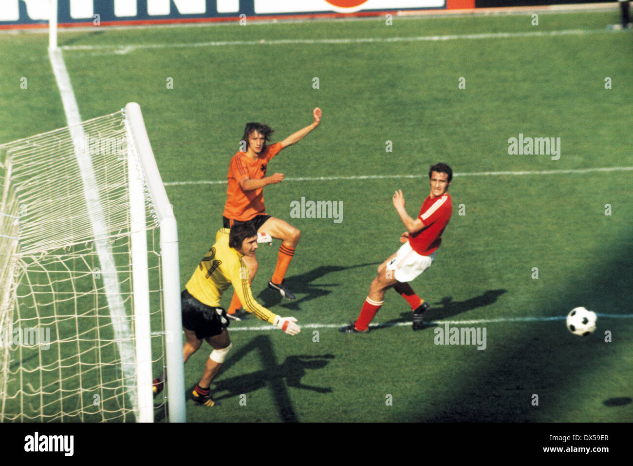 Fußball, WM, 1974, 1. Finalrunde, Gruppe III, Westfalenstadion Dortmund, Deutschland vs. Niederlande 1:4, Szene des Spiels, v.l.n.r.: Keeper Stefan Staikov (Bulgarien), Rob Rensenbrink (Niederlande), Bojil Kolev (Bulgarien) Stockfoto