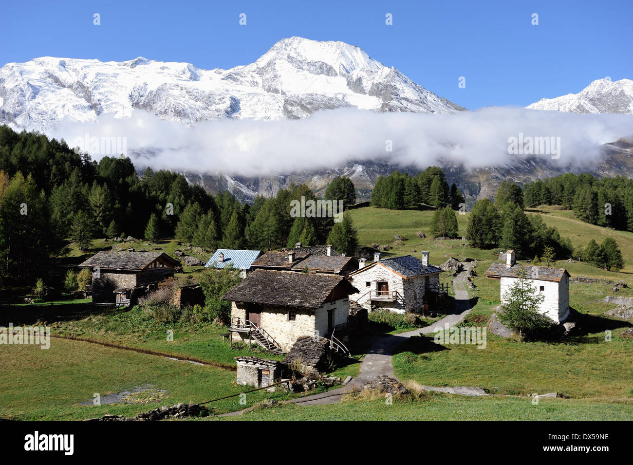 Le Monal, kleine typische Bergdorf im Hochtal von Tarentaise, in französischen Alpen Stockfoto