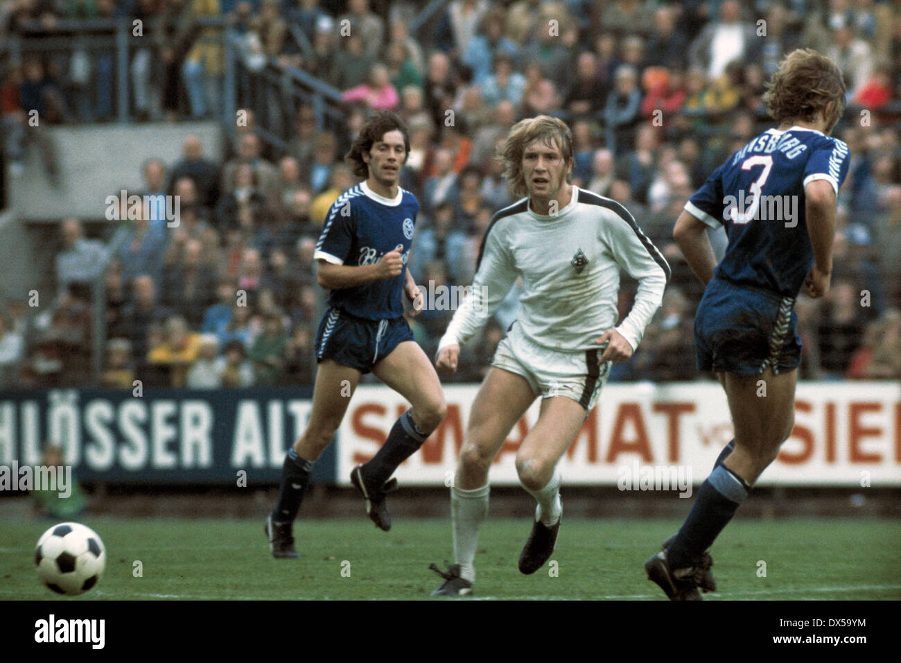 Fußball, Bundesliga, 1974/1975, Stadion bin Boekelberg, Borussia Moenchengladbach vs. MSV Duisburg 4:1, Szene des Spiels, Henning Jensen (MG), hinter Theo Bücker (MSV) Stockfoto