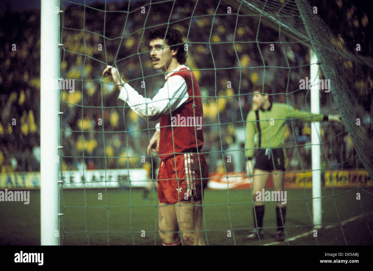 Fußball, Bundesliga, 1974/1975, Stadion bin Boekelberg, Borussia Moenchengladbach im Vergleich zu 1. FC Köln 1:1, Szene des Spiels, Jürgen Glowacz (FC) links und Torwart Harald Schumacher (FC) Stockfoto