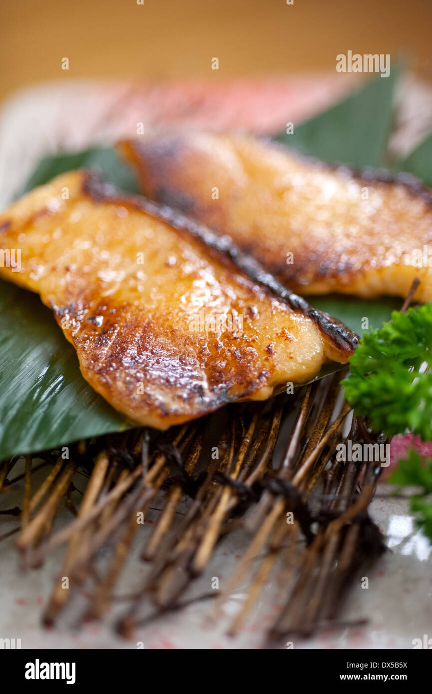 Japanisches Teppanyaki gebratener Kabeljau auf Palmblatt Stockfoto