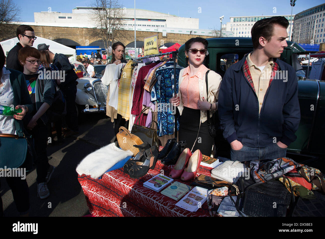 Der klassische Flohmarkt an der Southbank Centre, South Bank, London, UK. Oldtimer, Mode und Stil. Stockfoto