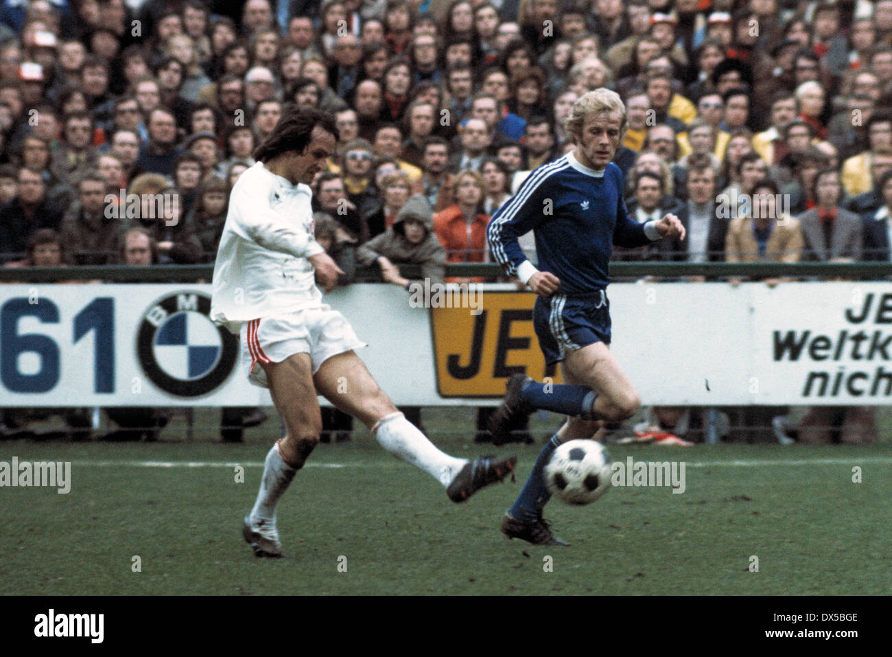 Fußball, Bundesliga, 1974/1975, Radrennbahn Muengersdorf, 1. FC Köln gegen Hertha BSC Berlin 2:1, Szene des Spiels, Wolfgang Overath (FC) mit dem Ball, rechts Holger Brueck (Hertha) Stockfoto