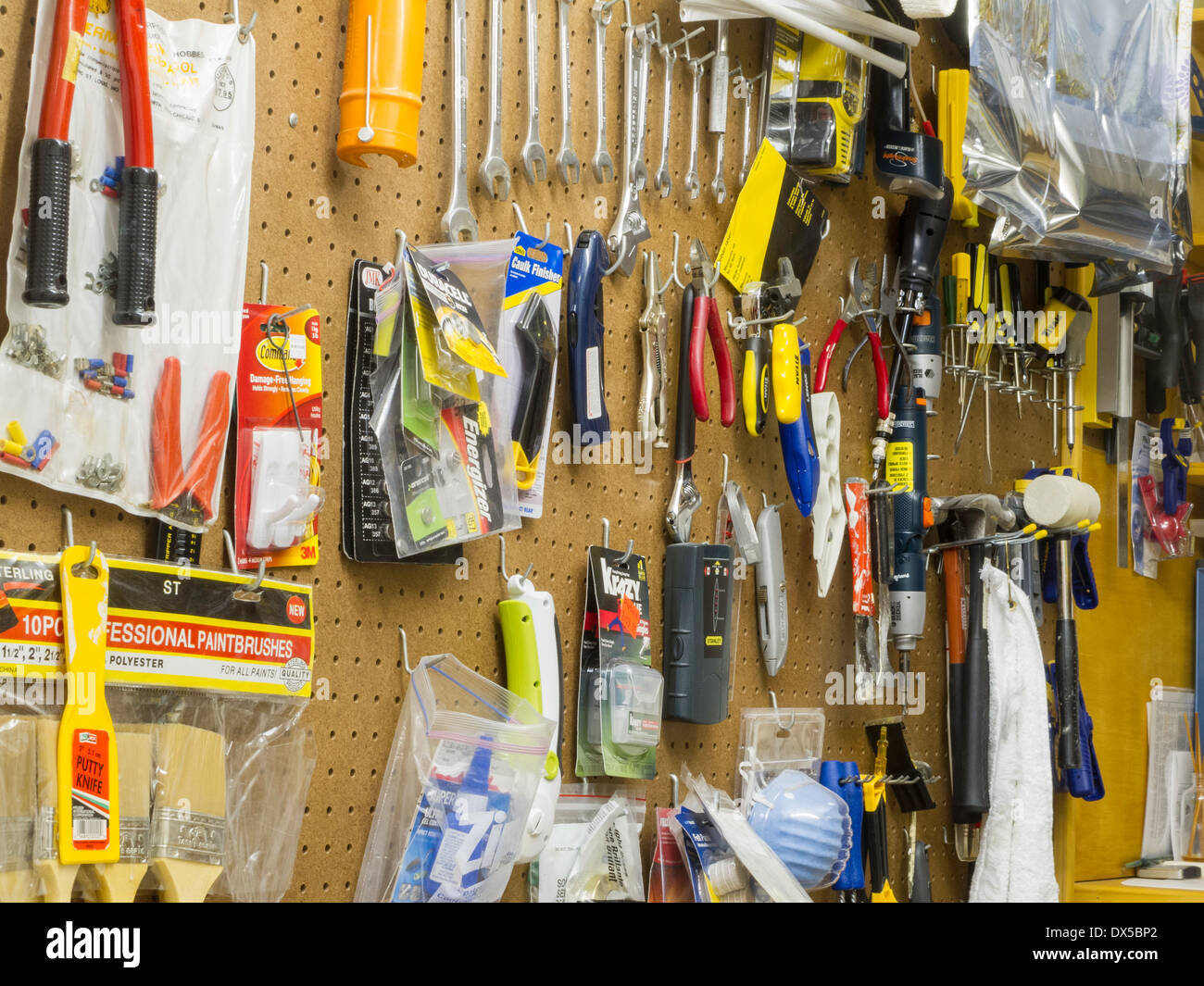 Tools auf Pegboard, gut organisierte Wohn-Heimat-Werkstatt, USA Stockfoto