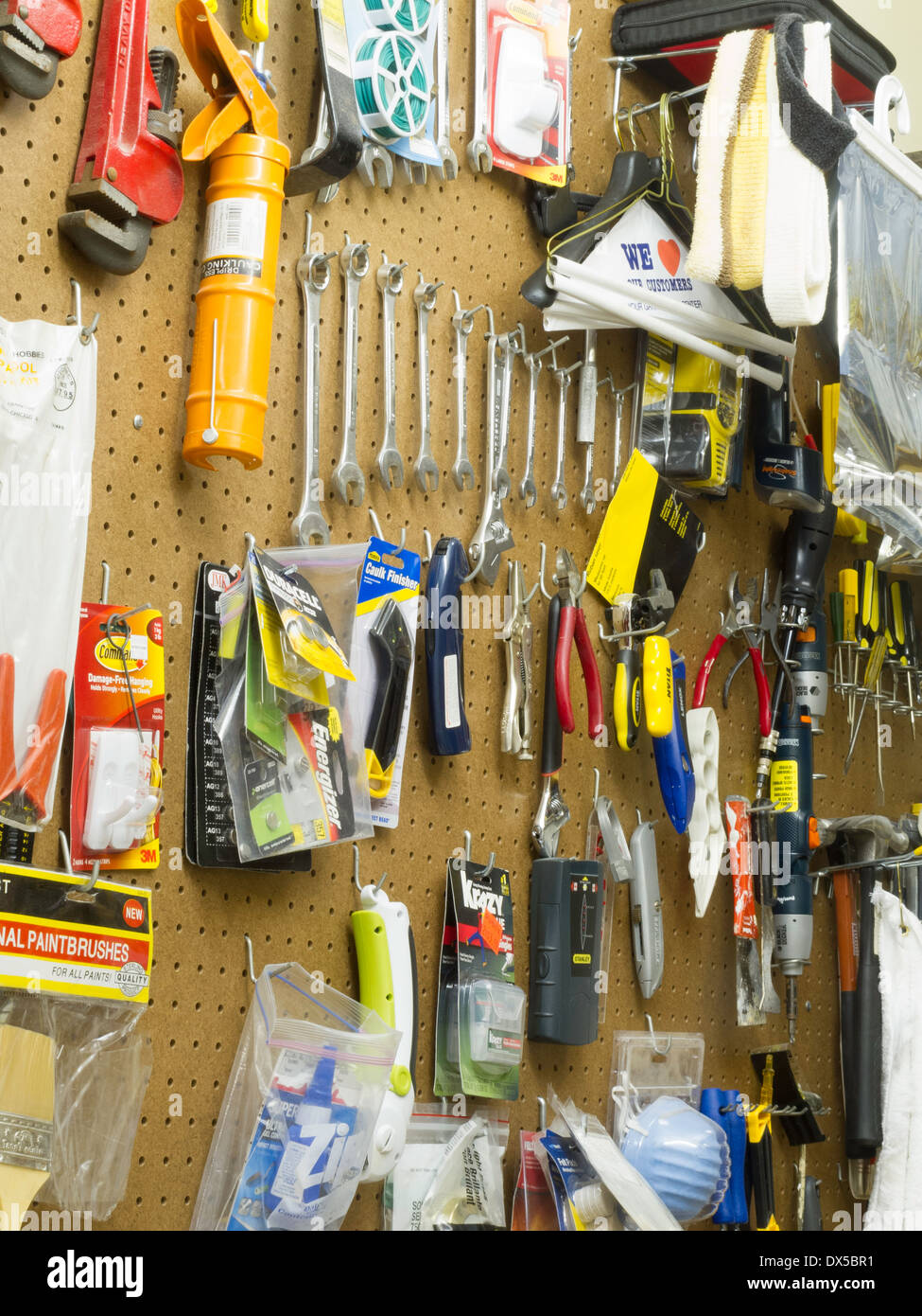 Tools auf Pegboard, gut organisierte Wohn-Heimat-Werkstatt, USA Stockfoto