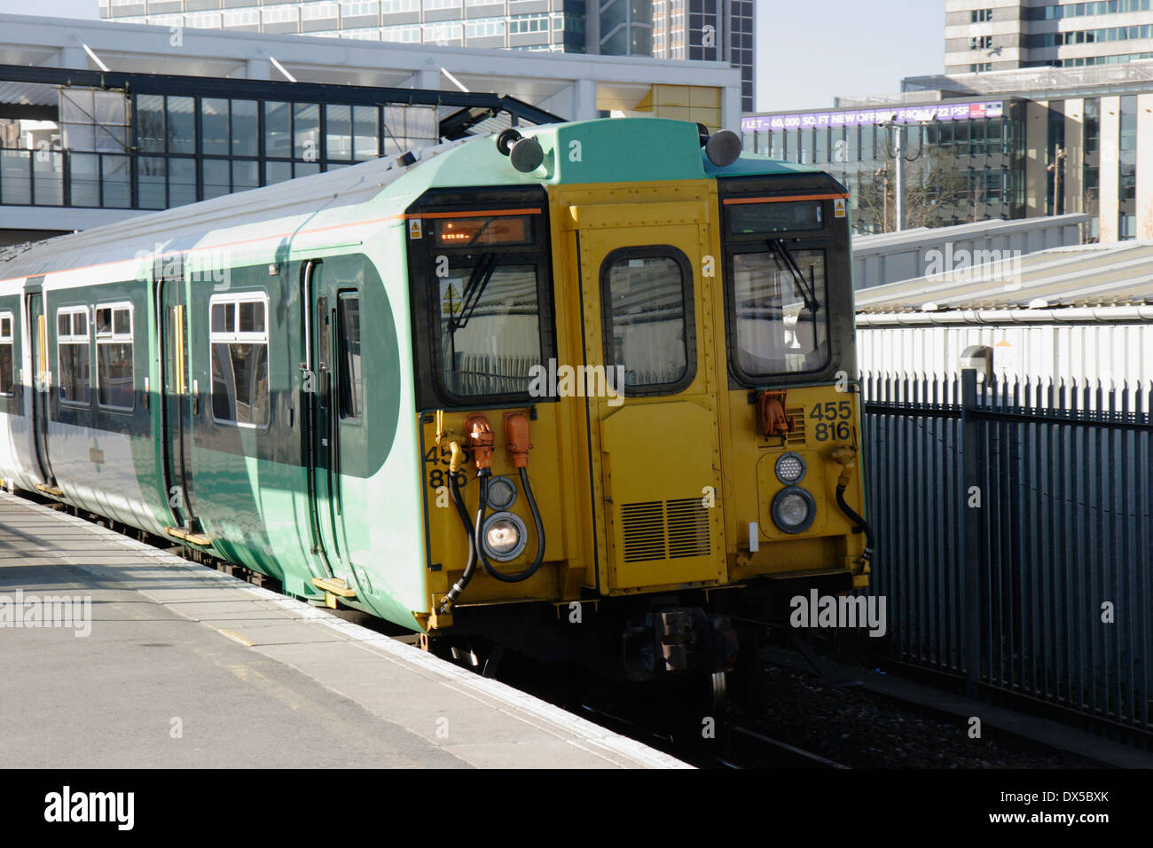 Klasse 455/8 elektrische Triebzug 455816 im südlichen Livree verlassen Bahnhof East Croydon Stockfoto