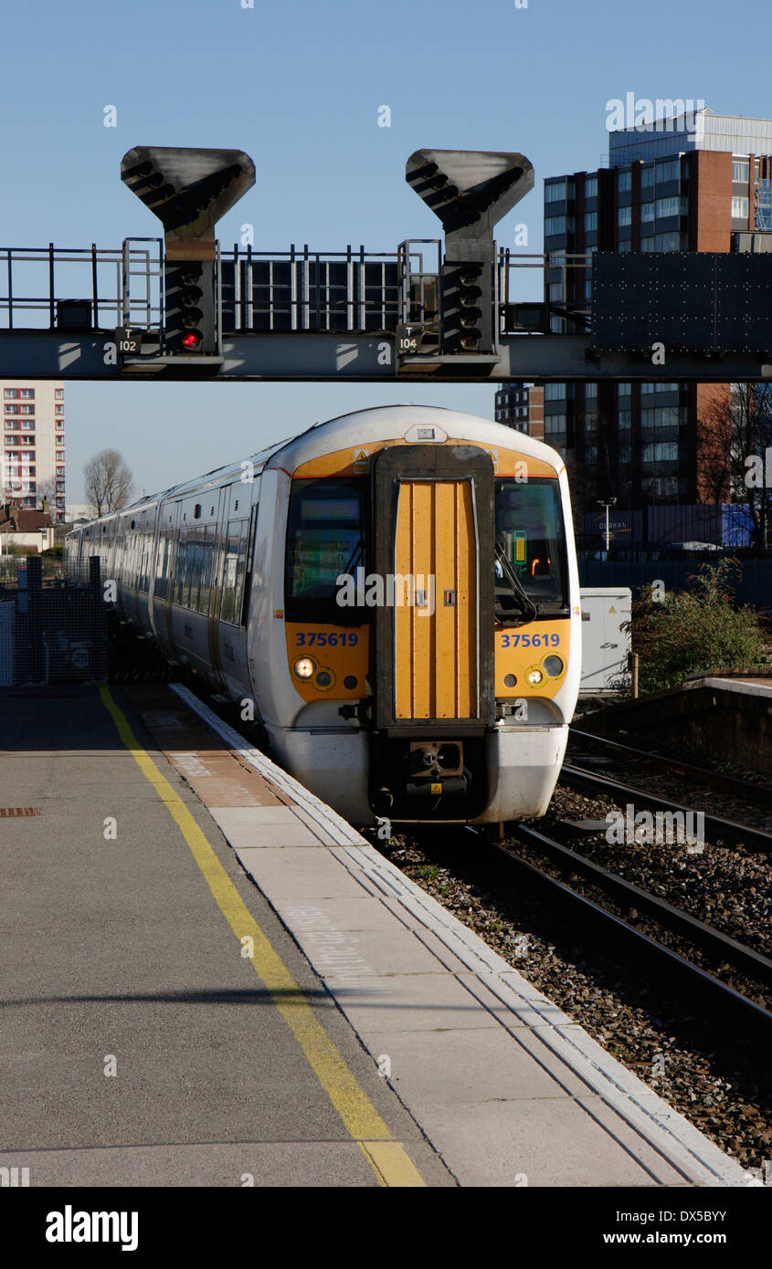 Südöstlichen Klasse 375/6 Electrostar elektrische mehrfache Maßeinheit 375619 ziehen in East Croydon Station. Stockfoto