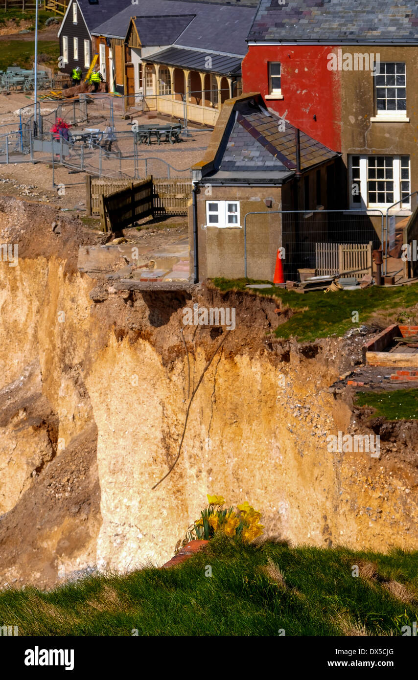 Birling Gap, East Sussex, UK. 18 März 2014.Coastguard Hütte wird No3 jetzt durch Erosion unterschnitten für den Abriss vorbereitet. Der Besitzer Herr und Frau Oaten, die die Eigenschaft verwendet, wie ein Ferienhaus noch mindestens 5 Jahre Nutzung aber Stürme, Hochwasser, Sturm erwartet hatte zwingen Südwinde und Rekord Regenfälle, die die Kreide schwächt fünf Jahre Erosion in wie vielen Monaten verursacht hat. Bildnachweis: David Burr/Alamy Live-Nachrichten Stockfoto