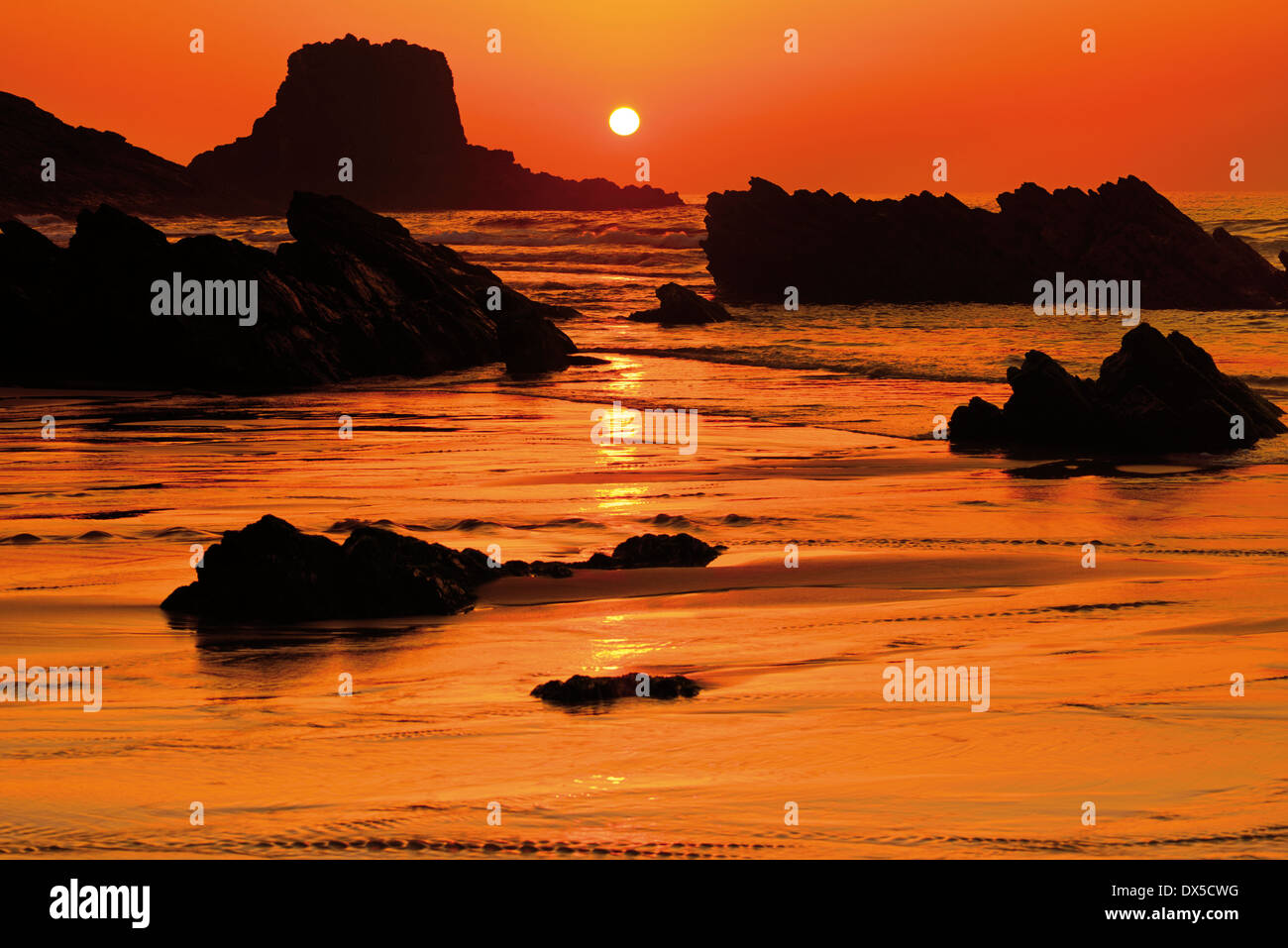 Portugal, Alentejo: Malerischen Sonnenuntergang am felsigen Strand bei Ebbe Stockfoto
