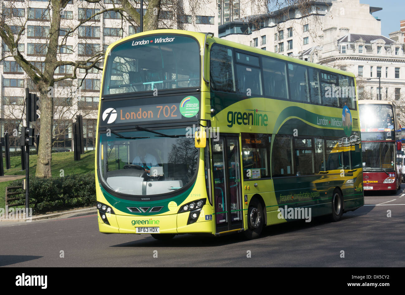 Ein Doppeldecker-Bus betrieben Greenline durch erste Berkshire runden Hyde Park Corner in Richtung der Endstation in London. Stockfoto