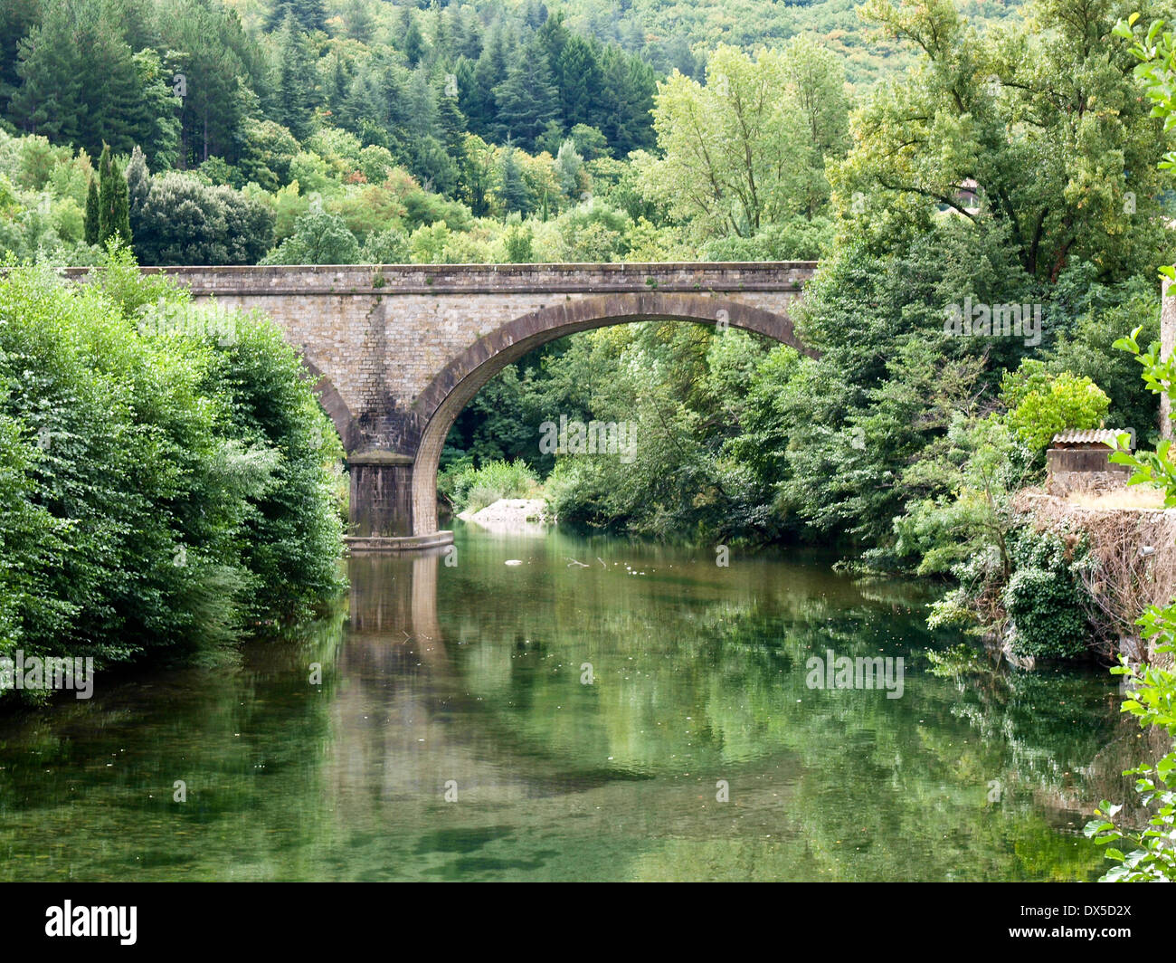 Fluss und Natur in der französischen Landschaft Stockfoto