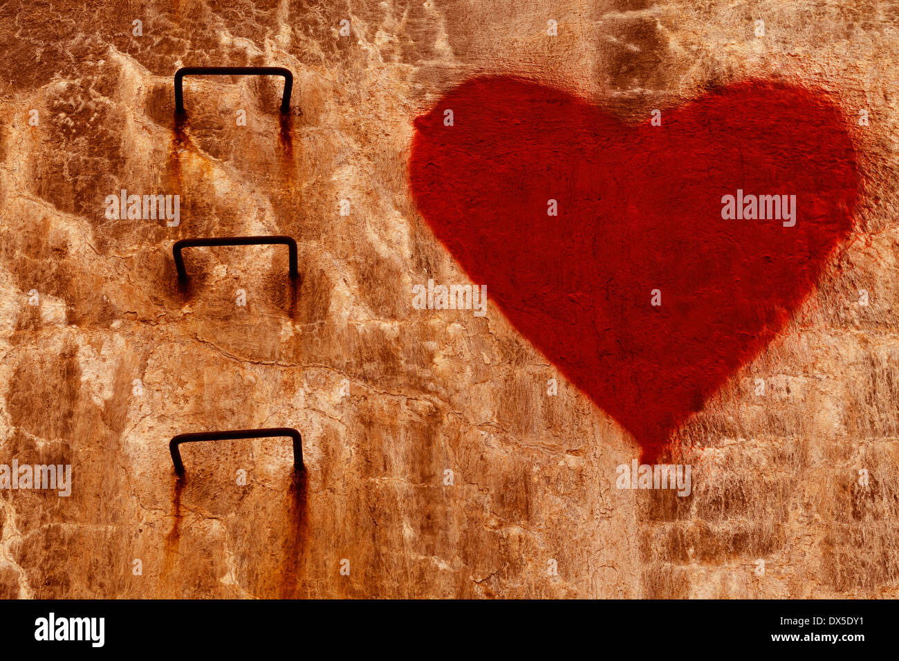 Rotes Herz Grafitti auf Betonwand mit einigen Photoshop verändert Farben. Stockfoto