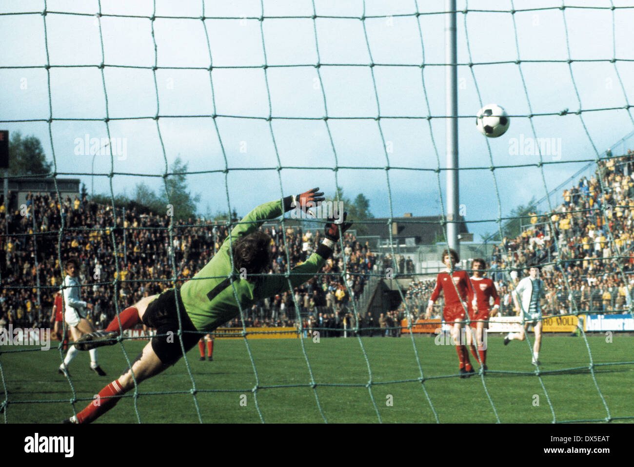 Fussball Bundesliga 1974 1975 Stadion Bin Boekelberg Borussia Moenchengladbach Vs Vfb Stuttgart 5 1 Entfernung Erschossen Monchengladbach Fehlt Das Ziel Keeper Gerhard Heinze Vfb Ware Chancenlos Gewesen Stockfotografie Alamy