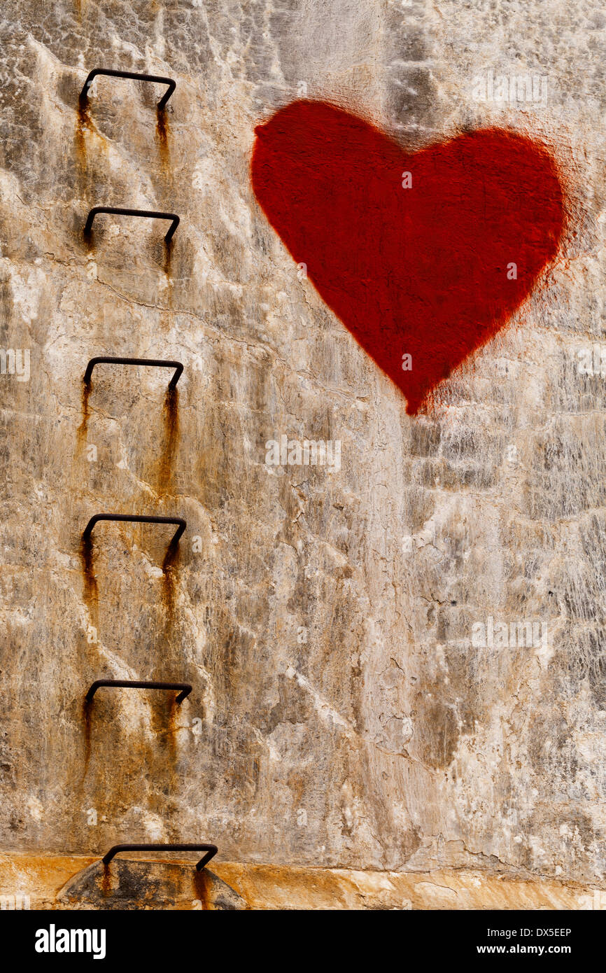 Rotes Herz Grafitti auf Betonwand mit einigen Photoshop verändert Farben. Stockfoto