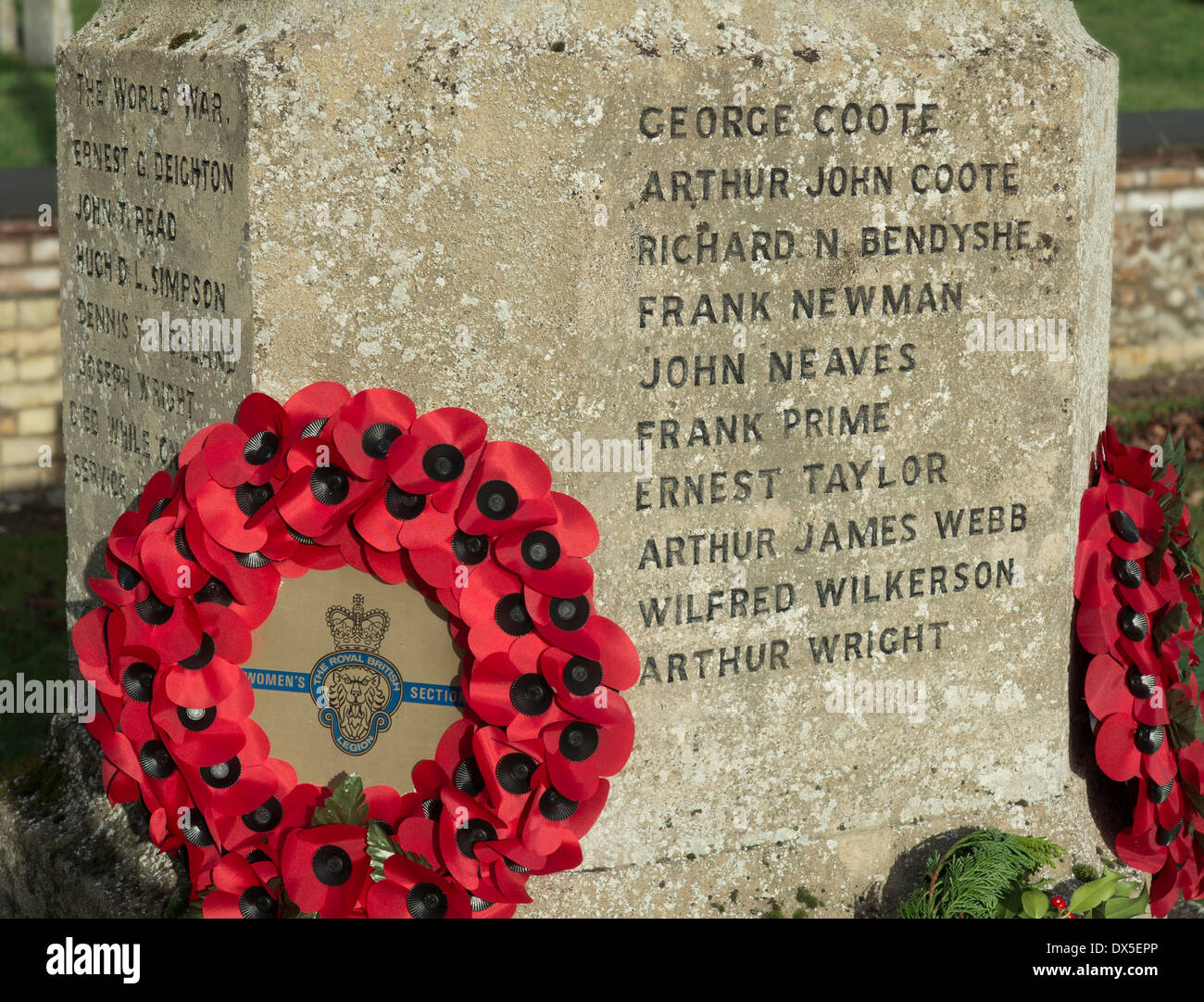 Poppy Kränze am Kriegerdenkmal für gefallene Ersten Weltkrieg (Erster Weltkrieg) Soldaten durch die All Saints Church in Barrington, Cambridgeshire, England platziert Stockfoto