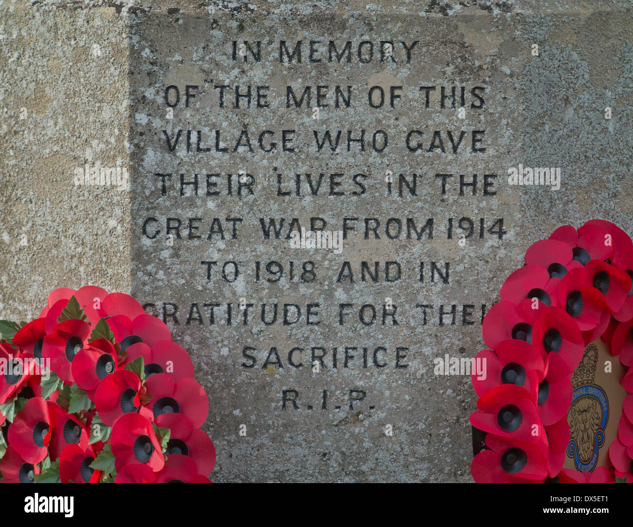 Poppy Kränze am Kriegerdenkmal für gefallene Ersten Weltkrieg (Erster Weltkrieg) Soldaten durch die All Saints Church in Barrington, Cambridgeshire, England platziert Stockfoto