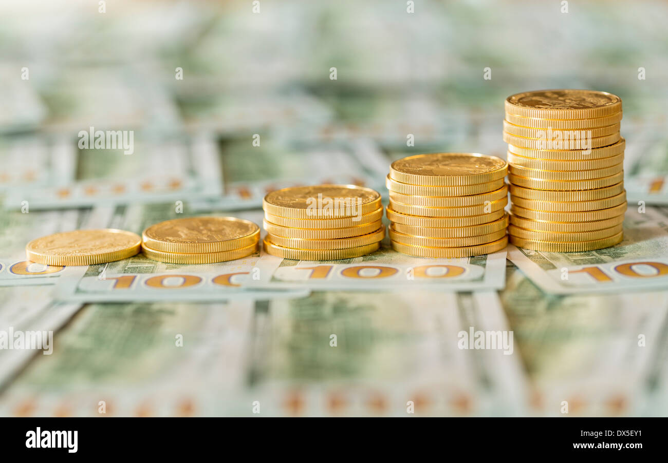 Stapel von Golden Eagle-Münzen auf US-Währung hundert-Dollar-Scheine Stockfoto Stapel von Golden Eagle-Münzen auf US-Währung hundert-Dollar-Scheine Stockfoto