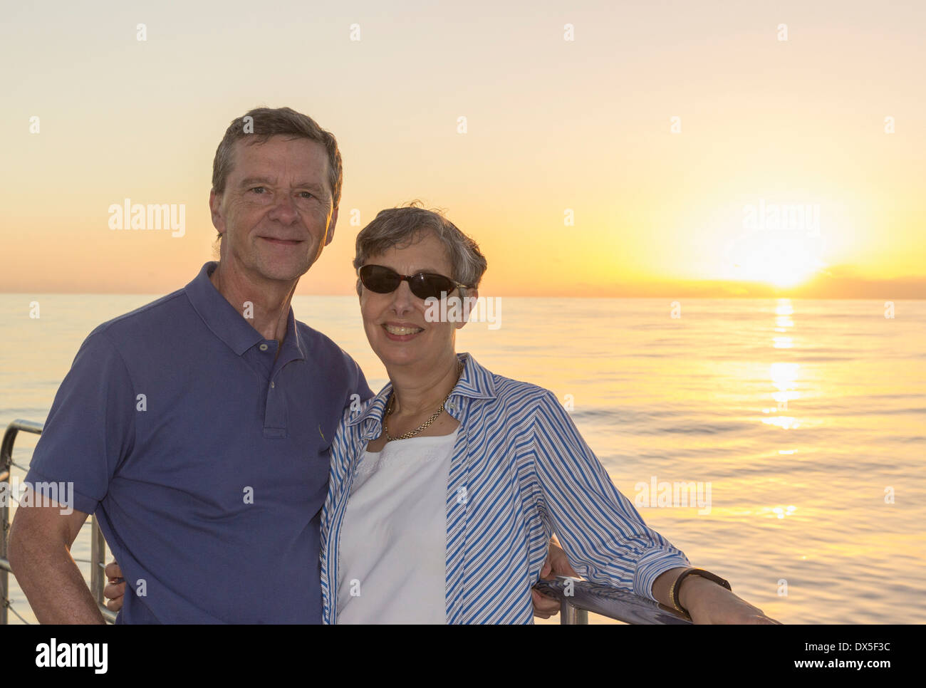 Kreuzfahrtschiff Paar auf Urlaub an Deck bei Sonnenuntergang Stockfoto