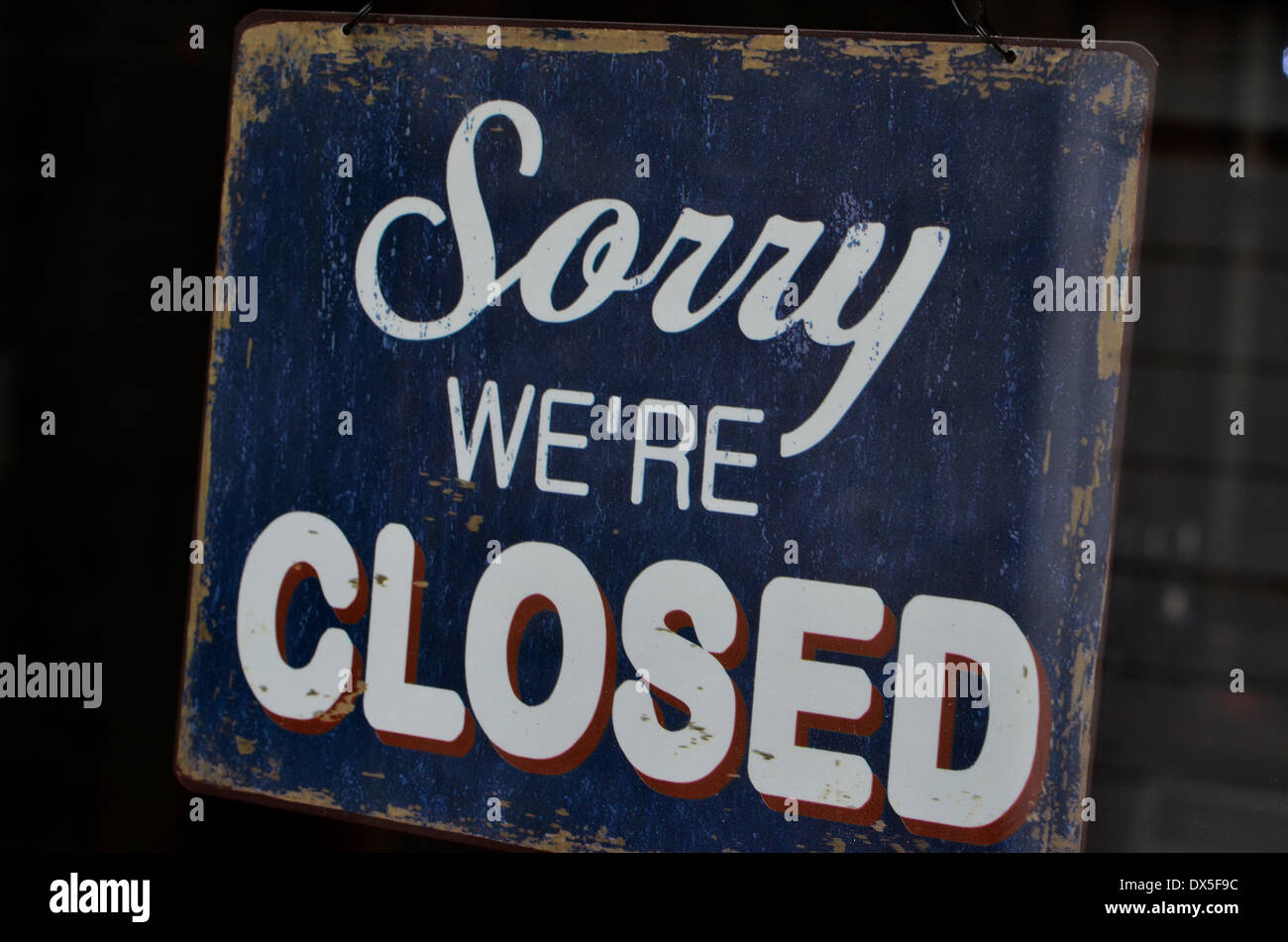 Tod der High Street Metapher / Konzept - "geschlossen" Zeichen im Schaufenster. Metapher für den Rückgang der Straßenausgaben, den Druck auf die Straße, Gewinner und Verlierer. Stockfoto