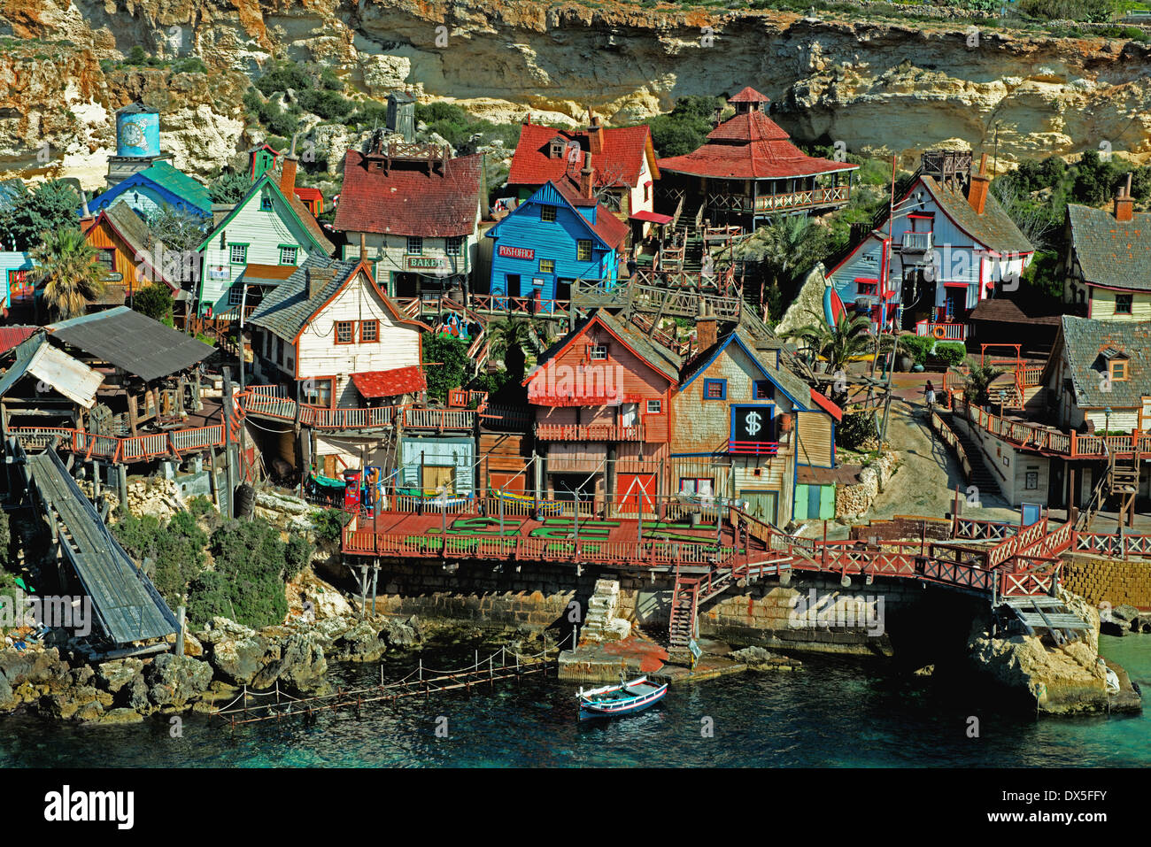 Popeye Village auch bekannt als Sweethaven Village, Anchor Bay in der Nähe von Mellieha, Malta. Stockfoto