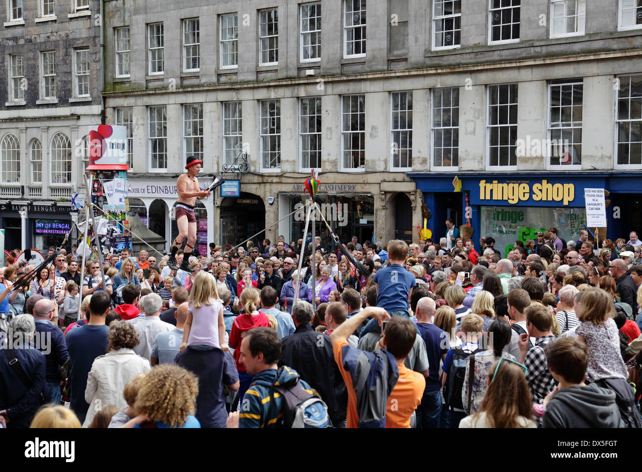 Street Performer Kwabana Lindsay auf einem Slack Seil unterhalten eine Menge Leute während des Edinburgh Festival Fringe, Schottland, Großbritannien Stockfoto