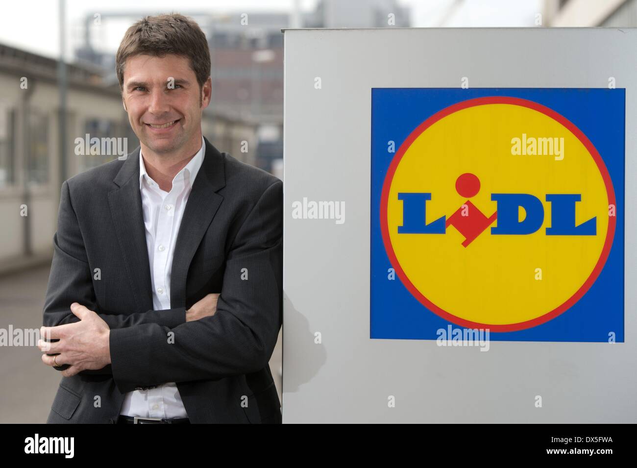 Neckarsulm, Deutschland. 18. März 2014. Matthias Raimund, Vorstandsvorsitzenden von Lidl Deutschland, spricht auf einer Pressekonferenz in Neckarsulm, Deutschland, 18. März 2014. Der Discounter will mehr Arbeitsplätze an den Standorten in den kommenden Jahren. Foto: Sebastian Kahnert/Dpa/Alamy Live News Stockfoto