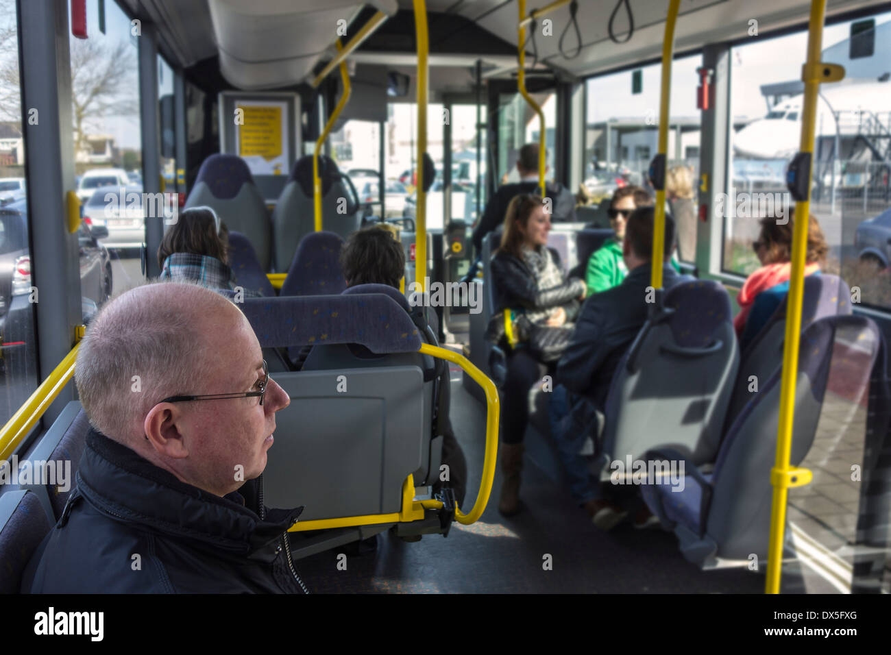 Passagiers Op bus van De Lijn Passagiere sitzen im Linienverkehr Bus von De Lijn, flämische Transportunternehmen in Belgien Stockfoto