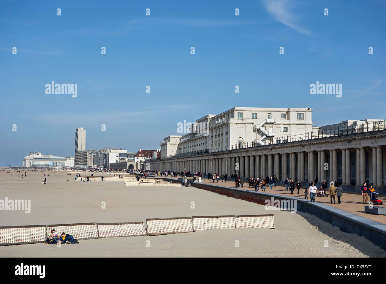 Strand Den Koniglichen Galerien Koninklijke Gaanderijen Und Thermae Palace Hotel Neoklassischen Arcade In Ostende Belgien Stockfotografie Alamy