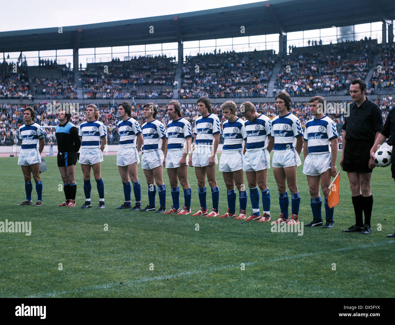 Fußball, DFB-Pokal 1974/1975, Finale, Niedersachsen-Stadion in Hannover, Eintracht Frankfurt vs. MSV Duisburg 1:0, team-Schuss MSV, v.l.n.r. Detlef Pirsig, Keeper Dietmar Linders, Bernd Lehmann, Klaus Bruckmann, Ronald Worm, Rudolf Seliger, Klaus Thies, werden Stockfoto
