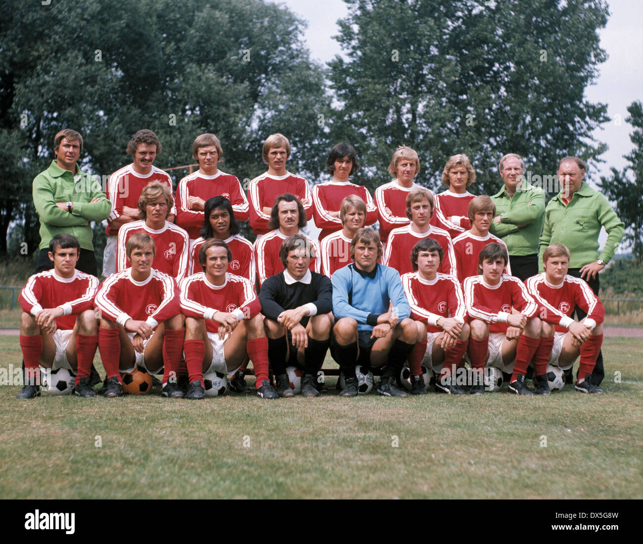 Fußball, Bundesliga, 1975/1976, Fortuna Düsseldorf, Team-Präsentation, Team Schuss hinter v.l.n.r.: Trainer Josef Piontek, Gerd Zimmermann, Fred Hesse, Werner Kriegler, Peter Dani oder Peter Damm, Gerd Zewe, Dieter Herzog, Masseur Claus Henselmann, mittlerer f.l. Stockfoto