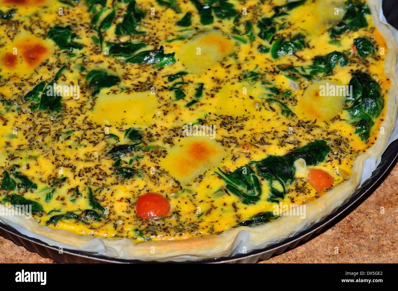 Spinat und Käse Quiche frisch aus dem Ofen Stockfoto