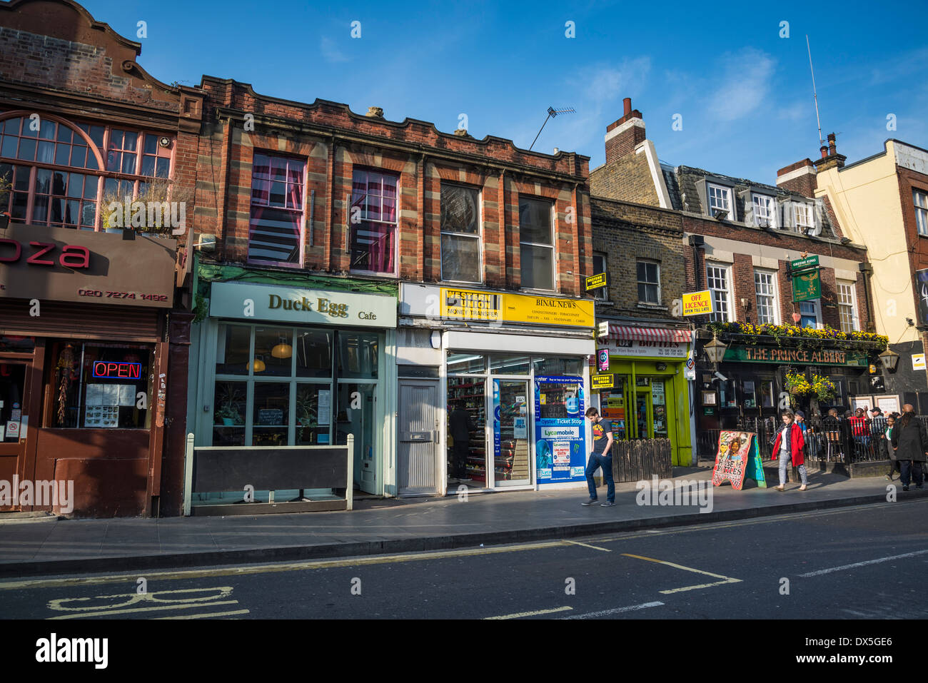 Reihe von Geschäften und Restaurants in Coldharbour Lane, Brixton, London, Großbritannien Stockfoto