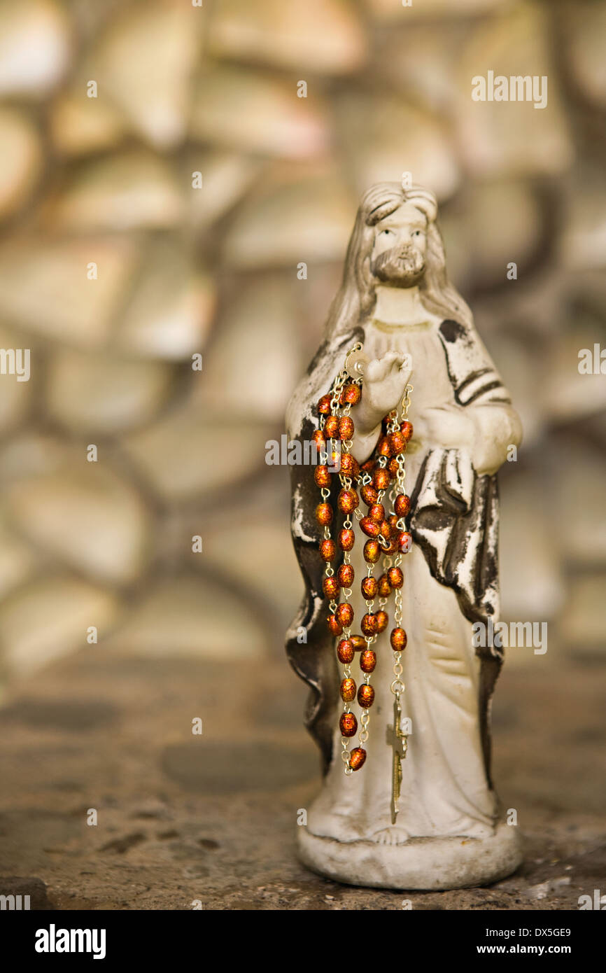 Jesus Figur hält Rosenkranz, Nahaufnahme Stockfoto