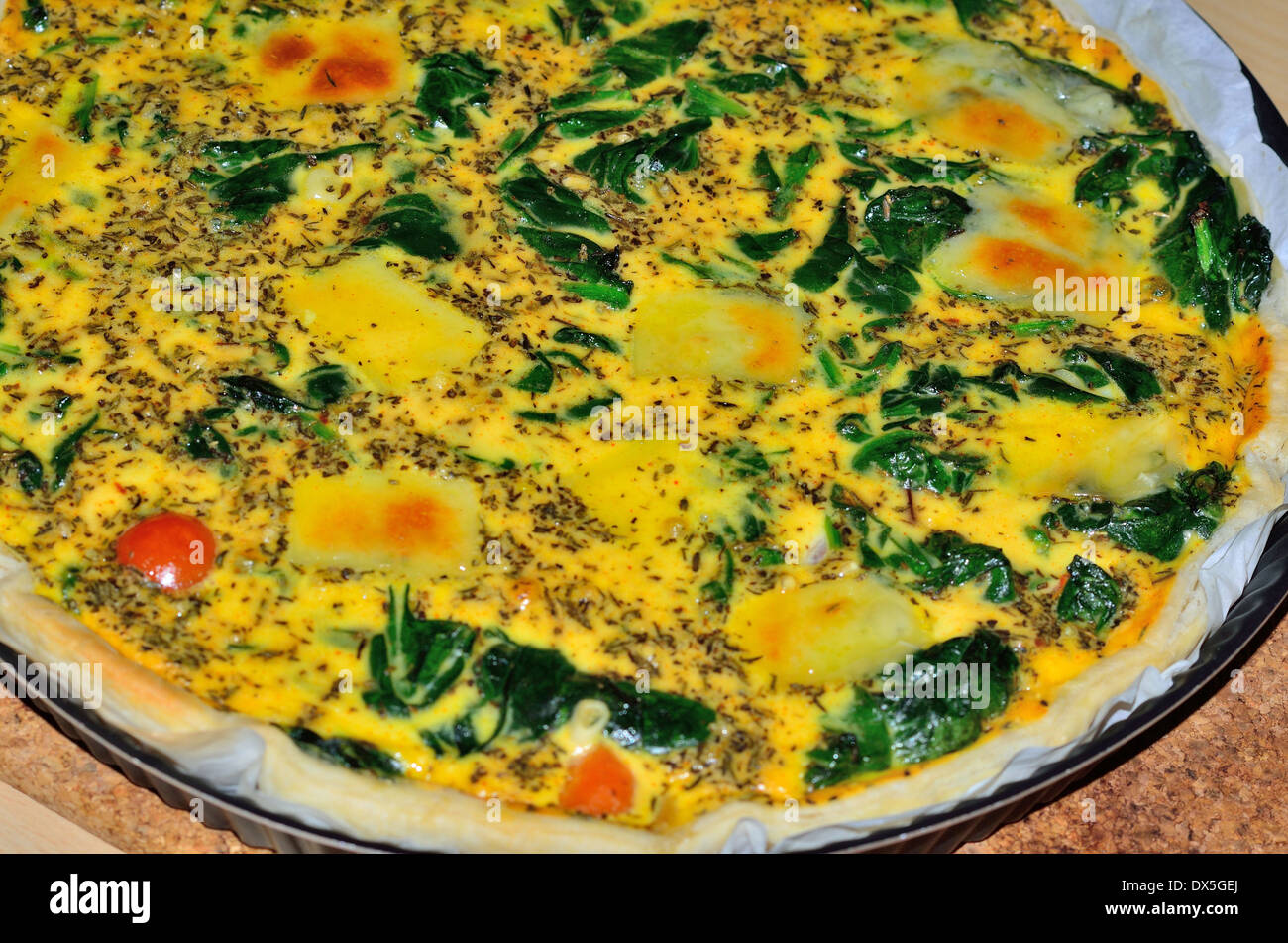 Spinat und Käse Quiche frisch aus dem Ofen Stockfoto