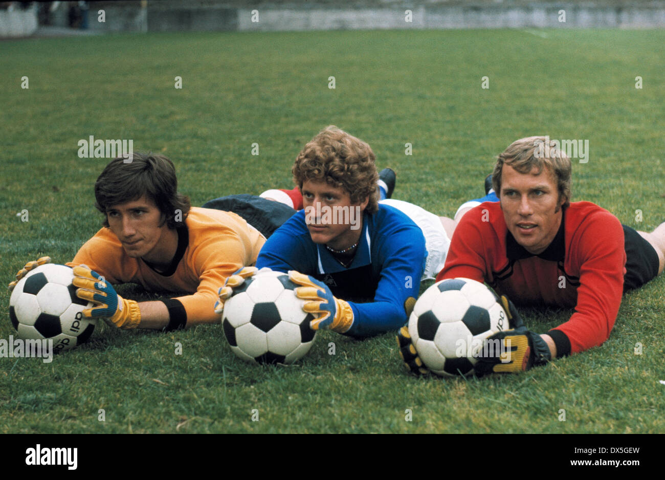 Fußball, Bundesliga, 1975/1976, 1. FC Köln, Team-Präsentation, Torhüter in den Pool, v.l.n.r.: Slobodan Topalovic, Harald Schumacher, Gerhard Welz Stockfoto