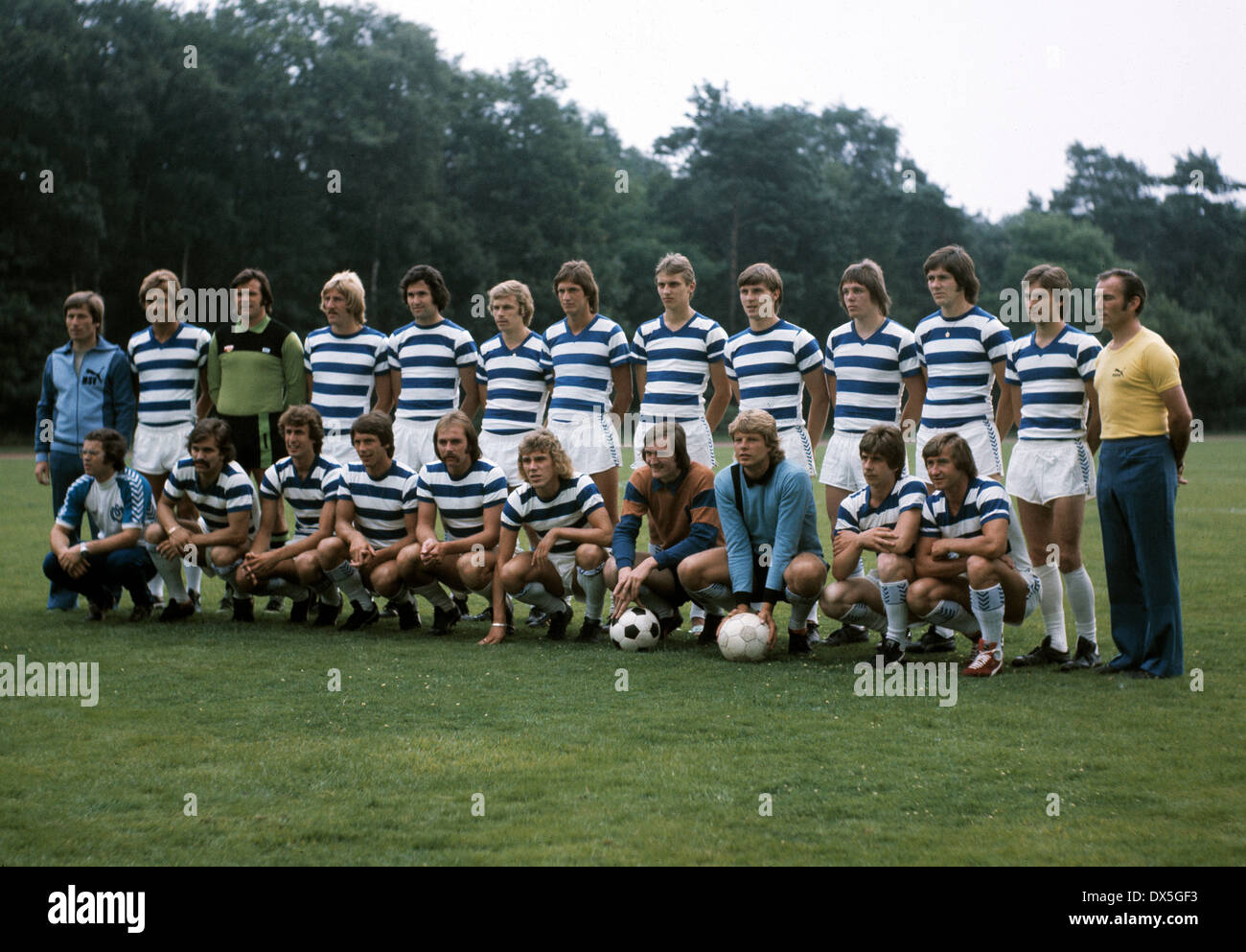 Fußball, Bundesliga, 1975/1976, MSV Duisburg, Team-Präsentation, team Schuss hinter v.l.n.r. Trainer Willibert Kremer, Detlef Pirsig, Keeper Dietmar Linders, Herbert Buessers, Hans Scharmann, Bernard Dietz, Klaus Thies, Klaus Rach, Ronald Worm, Lothar Pufah Stockfoto