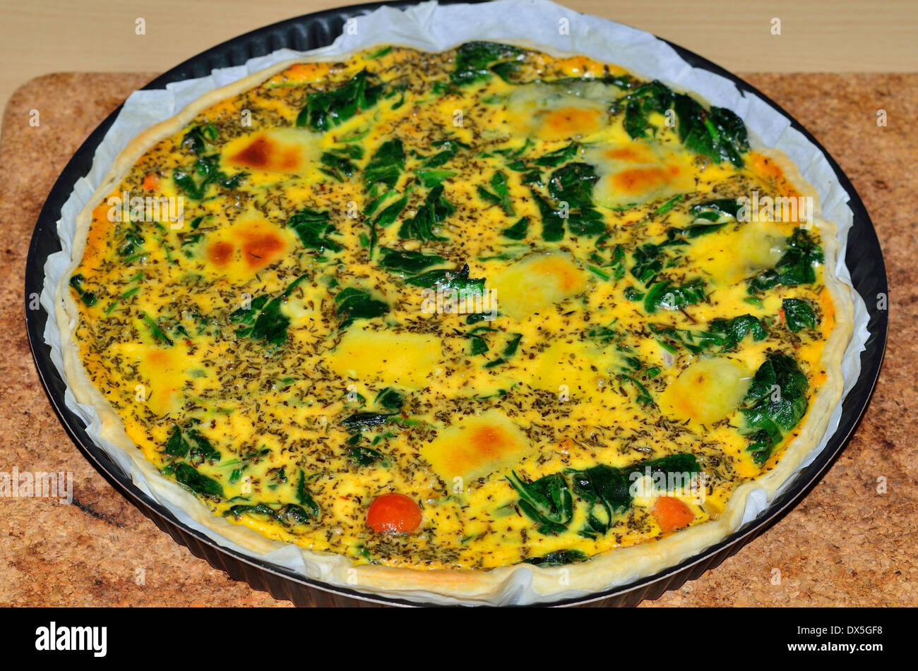 Spinat und Käse Quiche frisch aus dem Ofen Stockfoto