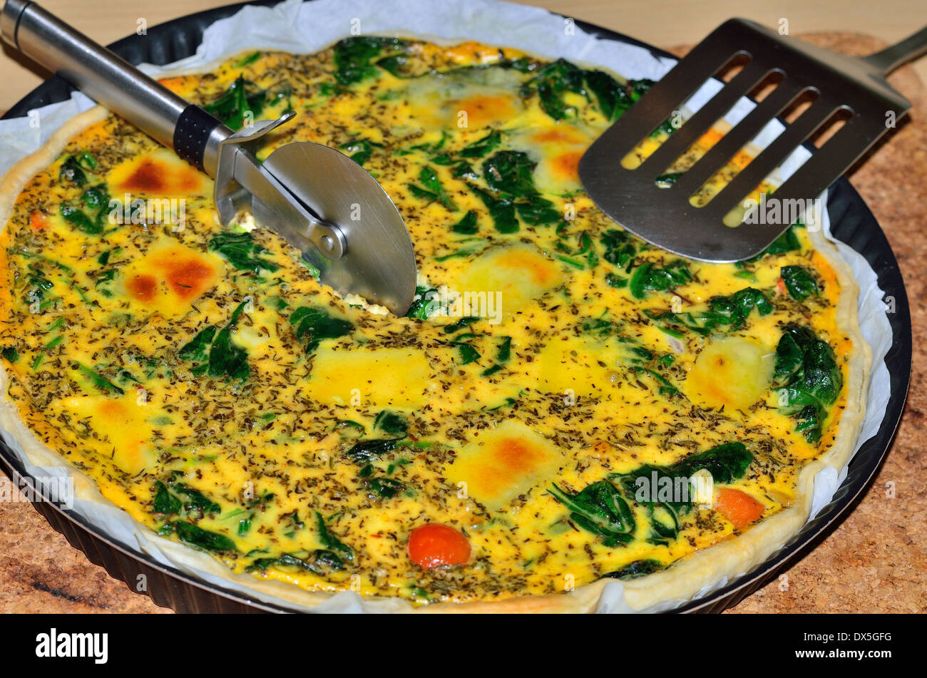 Spinat und Käse Quiche frisch aus dem Ofen Stockfoto