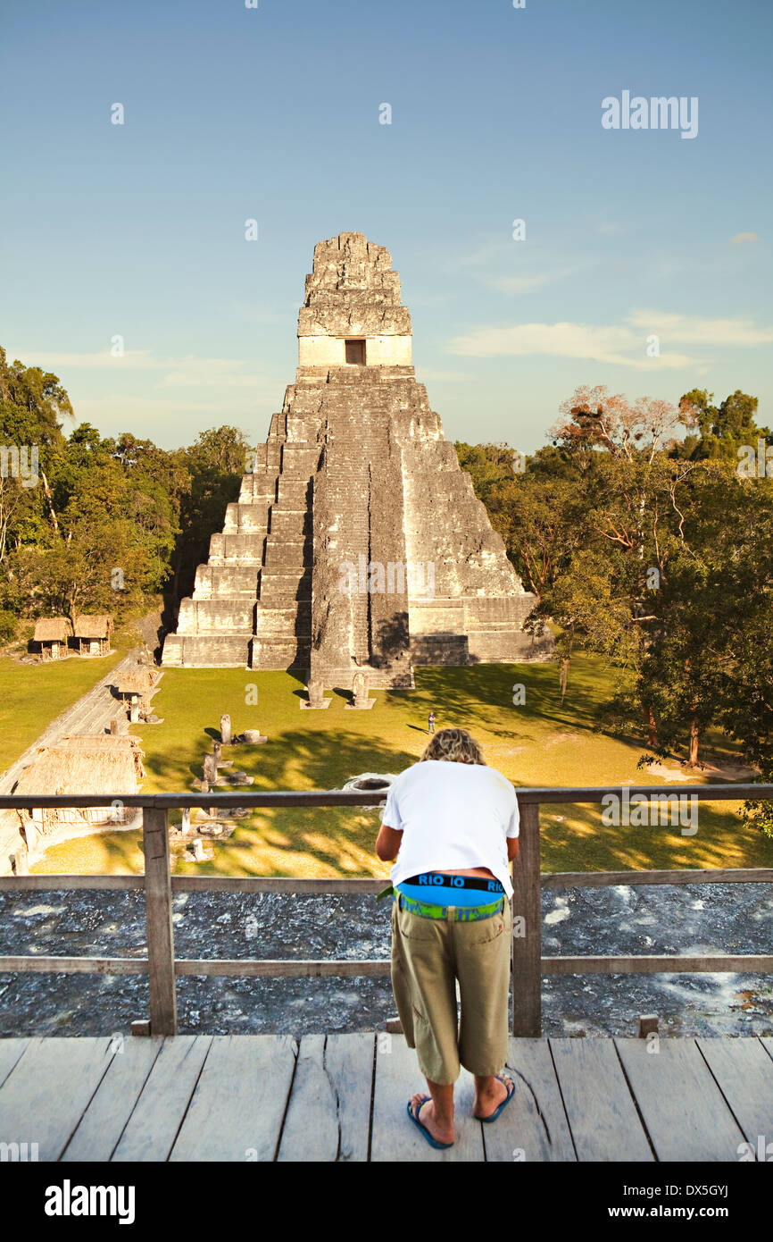 Mann fotografiert Tempel des Jaguars in Tikal Grand Plaza, Guatemala, sonnig Stockfoto