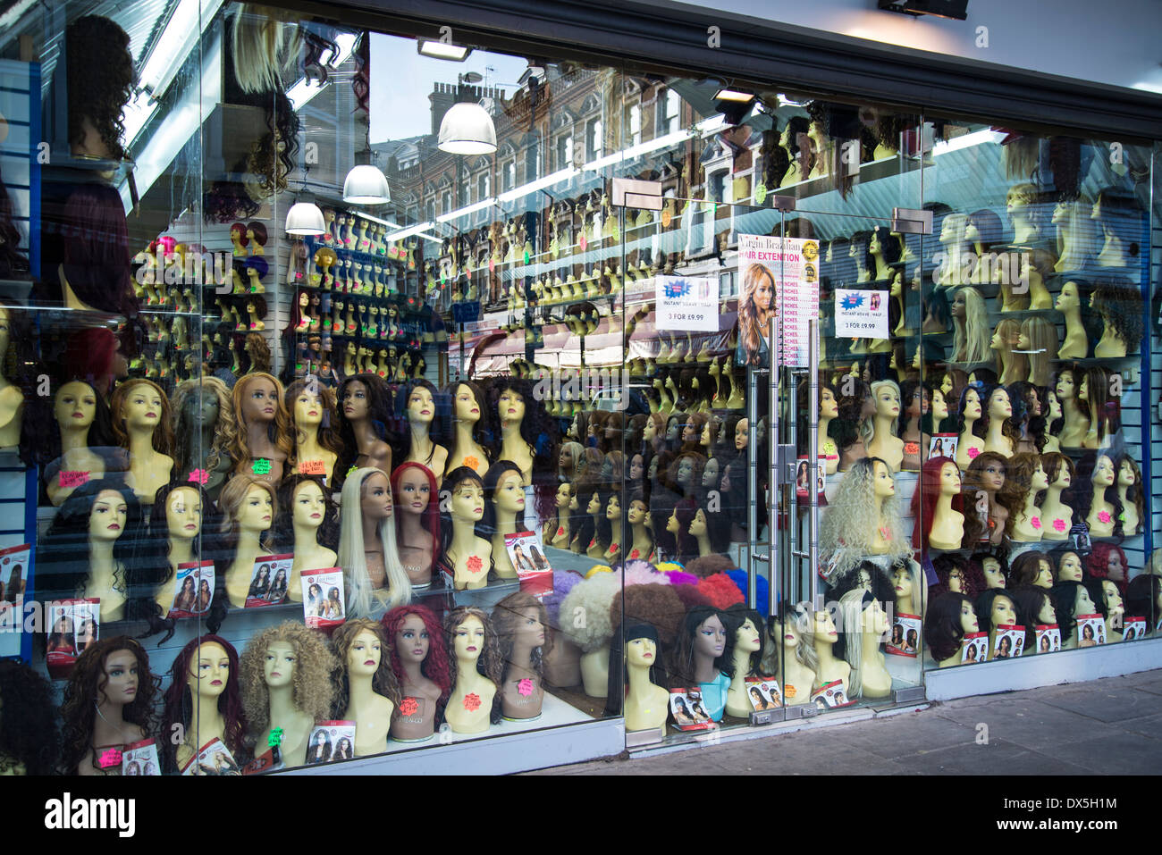 Perücken und Haar Verlängerung Shop, Brixton, London, UK Stockfoto