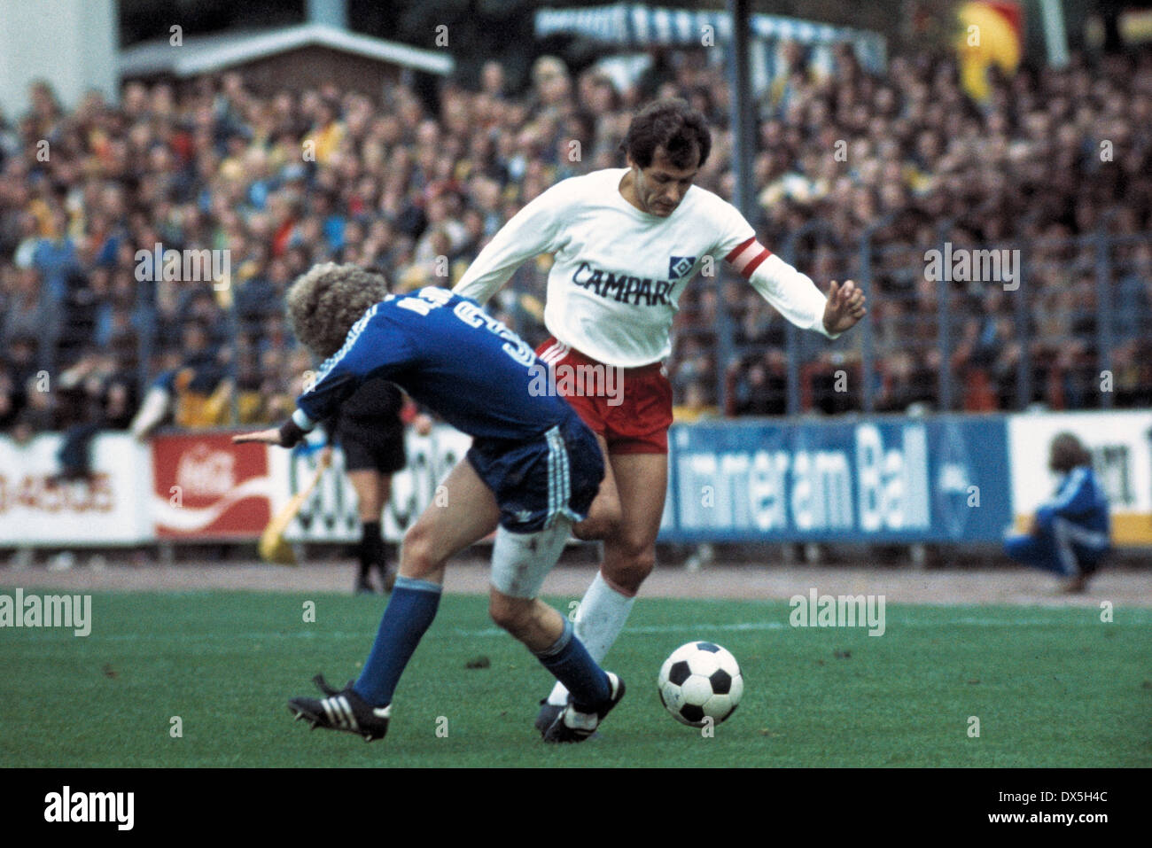 Fußball, Bundesliga, 1975/1976, Stadion der Castroper Straße, VfL Bochum vs. Hamburger SV 0:3, Szene des Spiels, Michael Eggert (VfL) links und Georg Volkert (HSV) Stockfoto