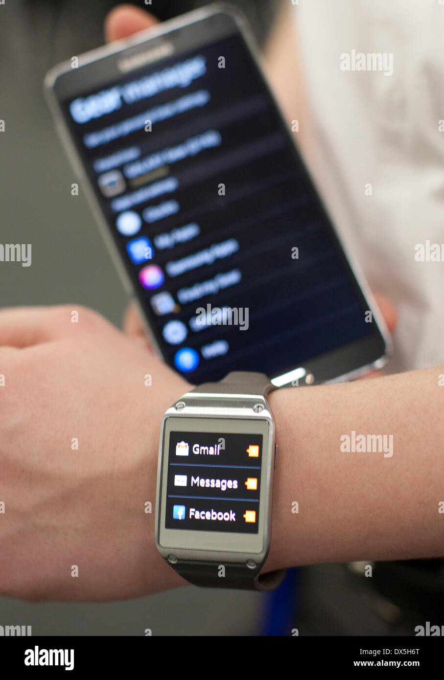 Wearable Technology Show, Olympia, London: Samsung Galaxy Gear smart Watch und Handy Stockfoto