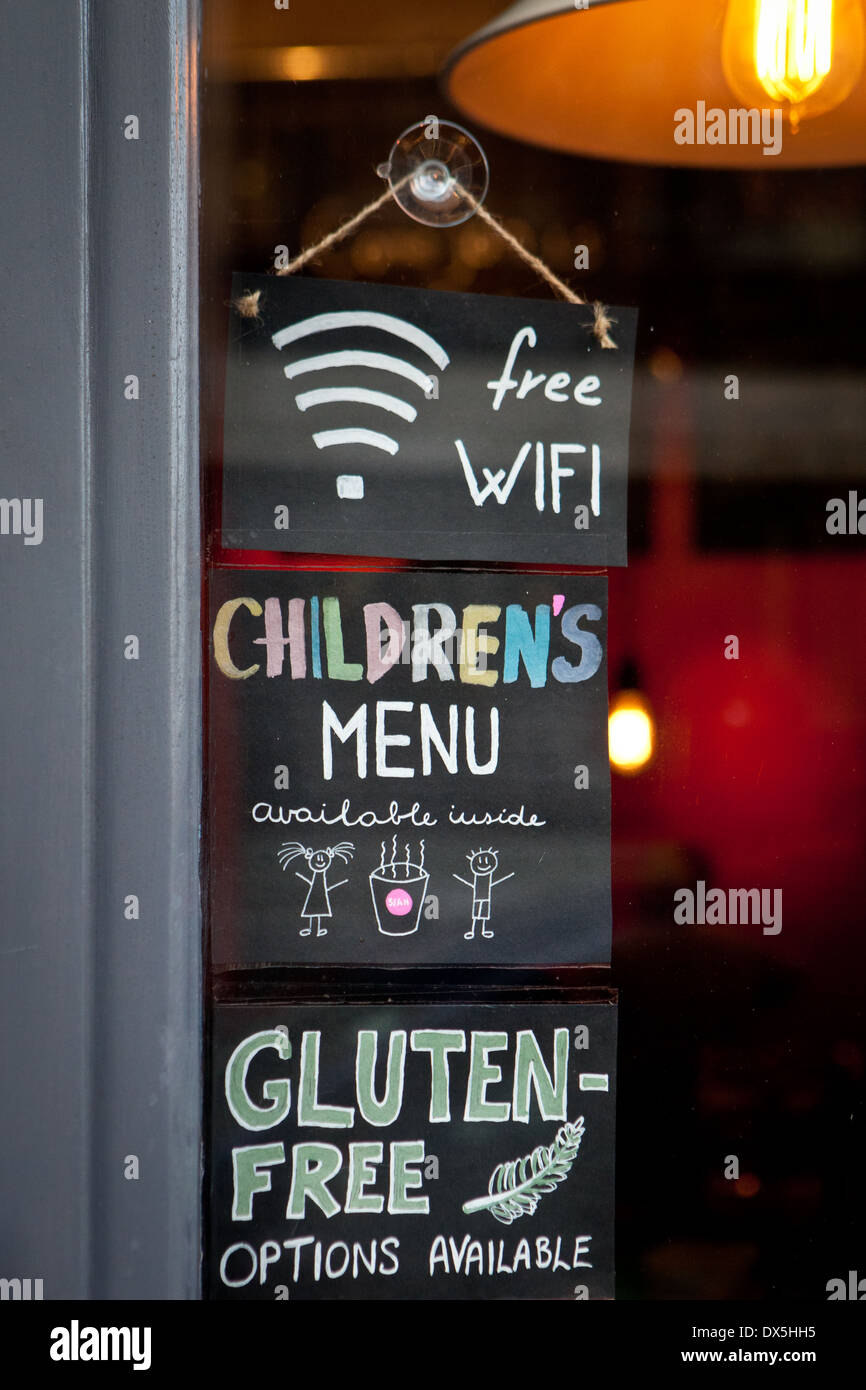 Melden Sie sich an einem Restaurant Fenster: glutenfrei, kostenloses Wifi, Speisekarte für Kinder Stockfoto